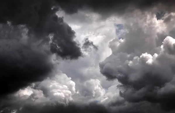 Dramatische Wolken im Hintergrund — Stockfoto