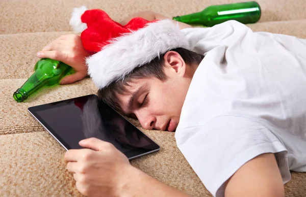 Giovane uomo dormire con una birra — Foto Stock