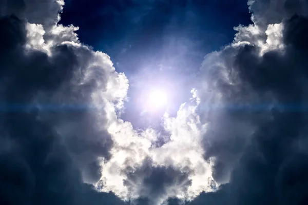 Paisaje nublado con luz solar —  Fotos de Stock