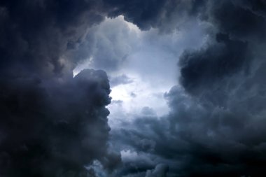 Dramatik Bulutlar Arkaplanı