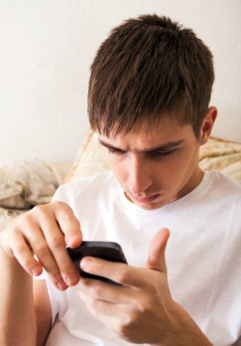 Telefonu olan genç bir adam.