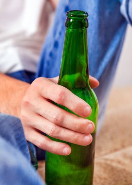 Bir elinde bira