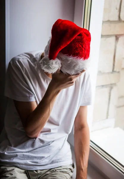 Smutne, młody człowiek w Santa Hat — Zdjęcie stockowe