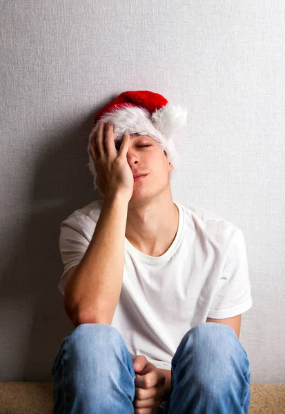 Печальный молодой человек в Санта-Клаусе — стоковое фото