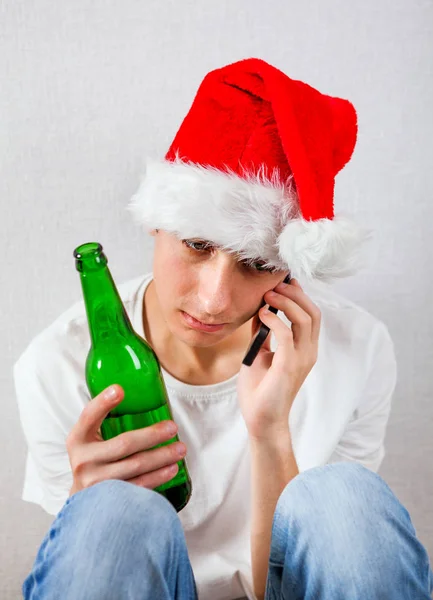 Joven triste en Santa Sombrero — Foto de Stock