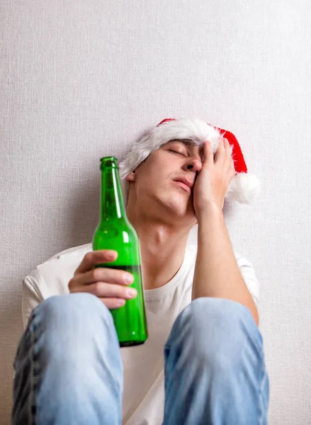 Trauriger junger Mann mit Weihnachtsmütze — Stockfoto