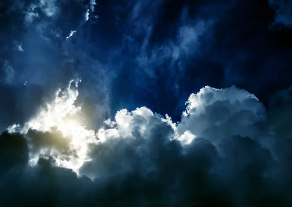 与阳光 cloudscape — 图库照片