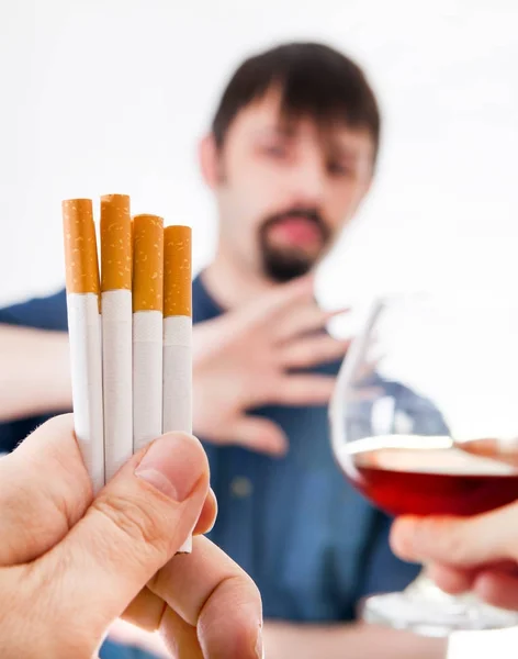 Az ember tagadja a cigaretta — Stock Fotó