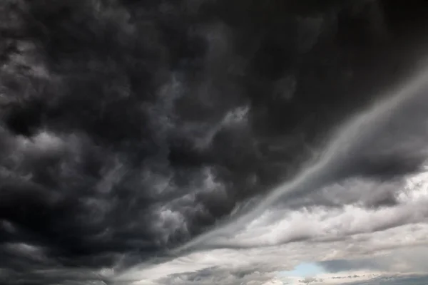 Dramatische Wolken im Hintergrund — Stockfoto