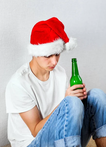 Triste jeune homme avec une bière — Photo