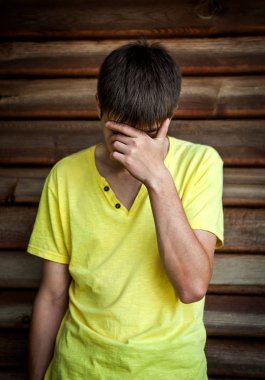 üzgün bir genç adam açık