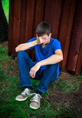 üzgün bir genç adam açık