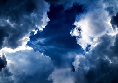 Fırtına bulutu closeup mavi gökyüzü arka plan üzerinde