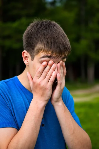 Trauriger junger Mann im Freien — Stockfoto