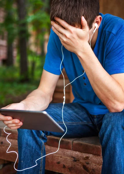 Sad Man med tablett — Stockfoto