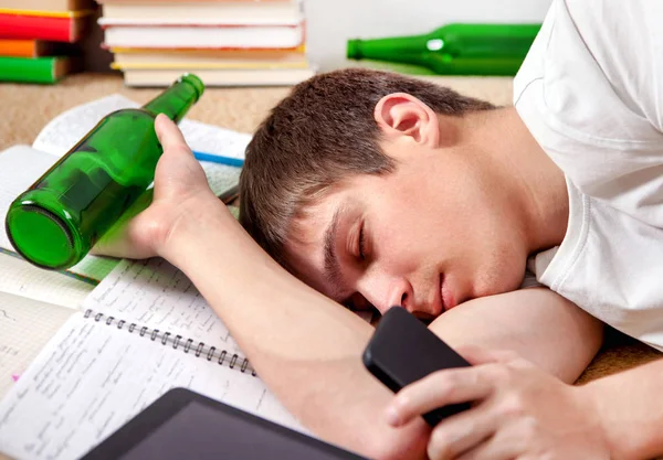 Studentské spánek s pivem — Stock fotografie
