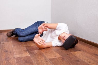 Vr gözlüklü genç adam