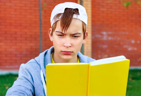 Tiener met een boek — Stockfoto