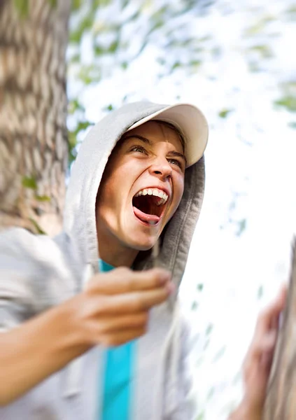 Веселый подросток на открытом воздухе — стоковое фото