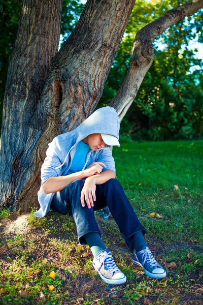 Triste adolescente ao ar livre — Fotografia de Stock