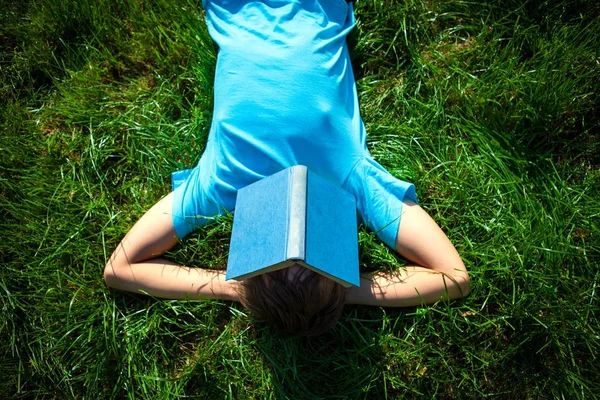 Persona con un libro — Foto Stock