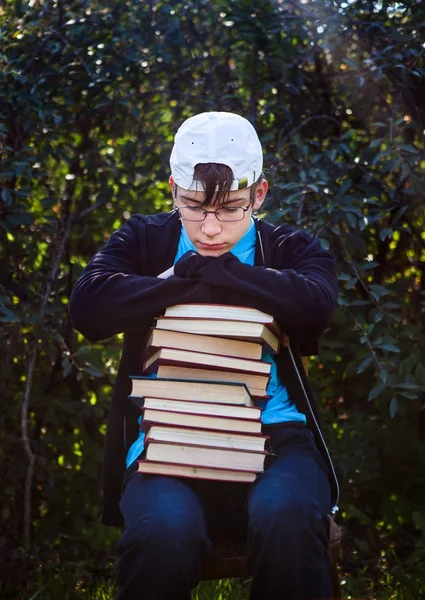 Smutný Teenager s knihy — Stock fotografie