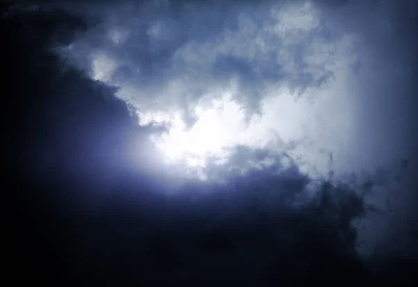 暗闇と劇的な嵐の雲の中の光 — ストック写真