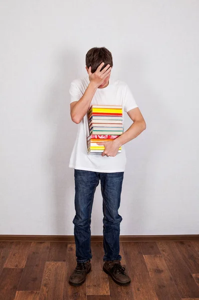 Giovane triste con un libro — Foto Stock