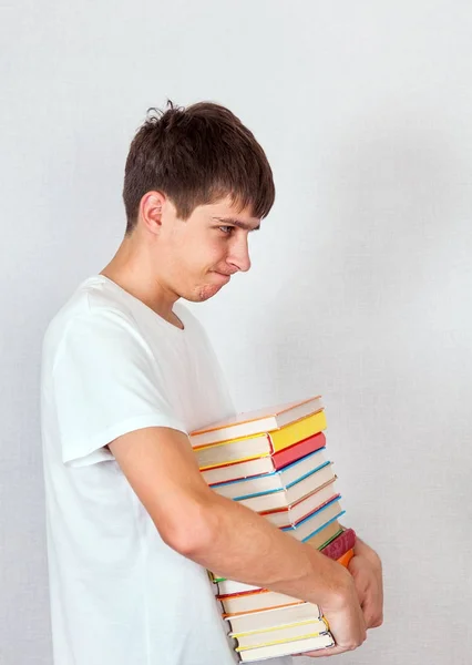 Junger Mann mit einem Buch — Stockfoto