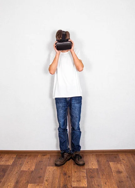 Hombre joven en gafas VR — Foto de Stock