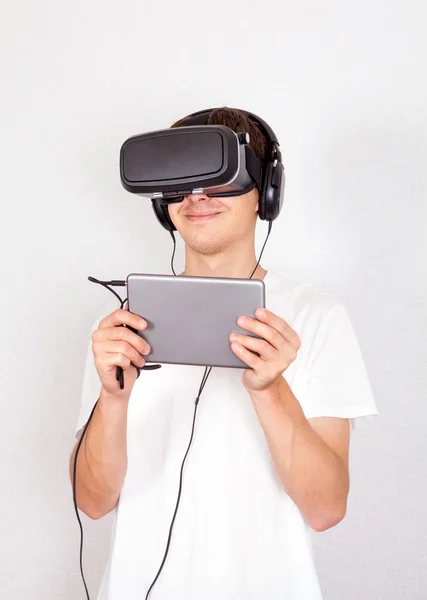 Hombre joven en gafas VR — Foto de Stock