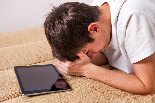 Joven triste con la tableta — Foto de Stock