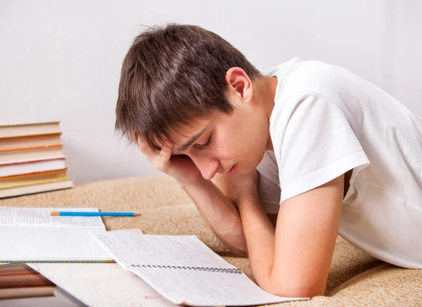 Estudiante cansado trabajando en casa —  Fotos de Stock