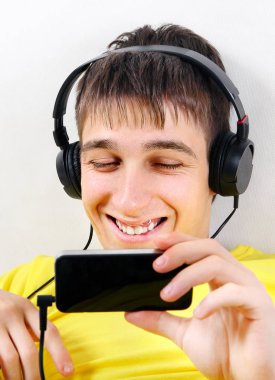 Telefonu olan genç bir adam.