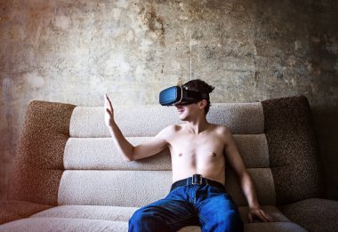 Vr gözlüklü genç adam