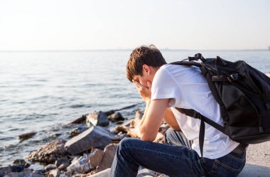 üzgün bir genç adam açık