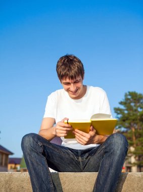 Genç adam bir kitap okumak