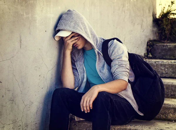 Triste adolescente al aire libre —  Fotos de Stock