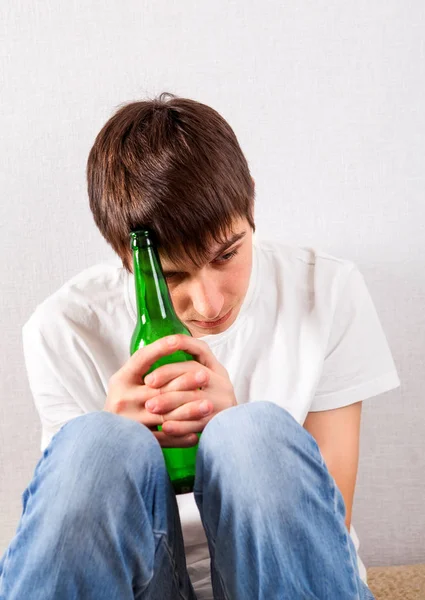 Ung Man med en öl — Stockfoto