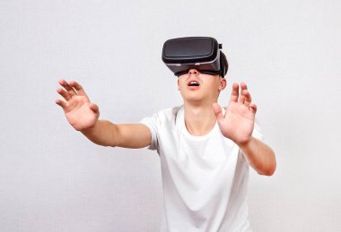 Vr gözlüklü genç adam