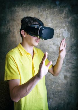 Vr gözlüklü genç adam