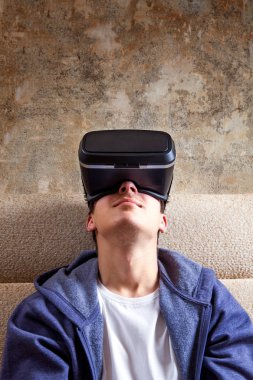 Vr gözlüklü genç adam