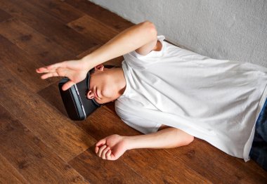 Vr gözlüklü genç adam