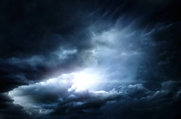 Cloudscape con una luz — Foto de Stock