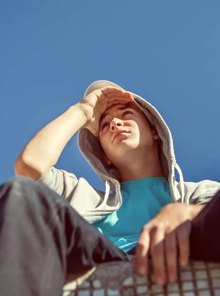 Teen na střeše — Stock fotografie