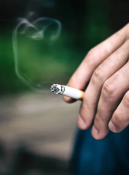 El ile bir sigara portre — Stok fotoğraf