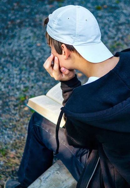 Adolescente leer un libro — Foto de Stock