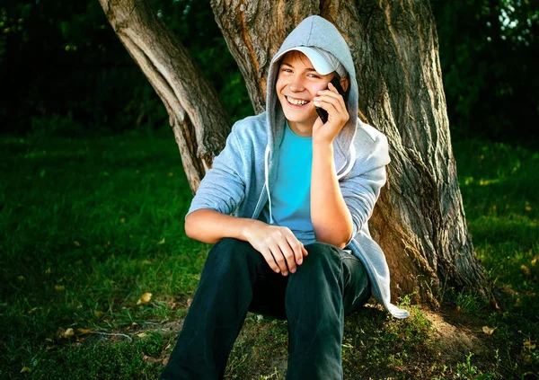Teenager mit Telefon — Stockfoto