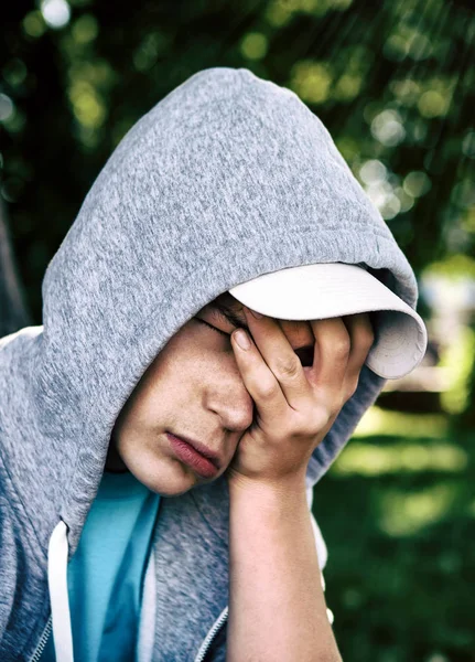 Triste adolescente al aire libre —  Fotos de Stock