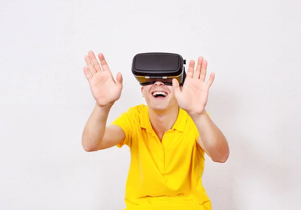 Hombre joven en gafas VR — Foto de Stock